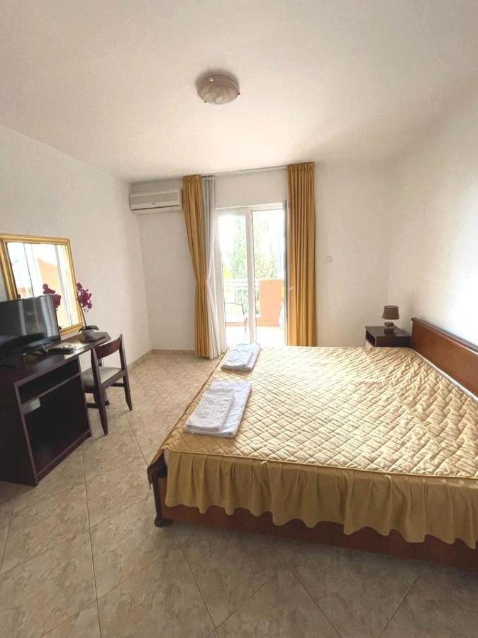 Hotel Suzana Budva Bagian luar foto
