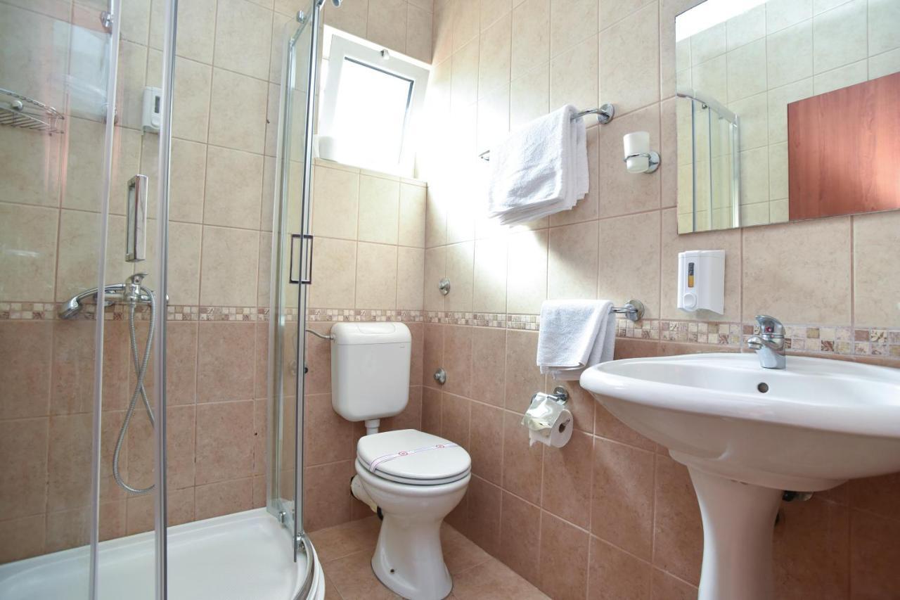 Hotel Suzana Budva Bagian luar foto