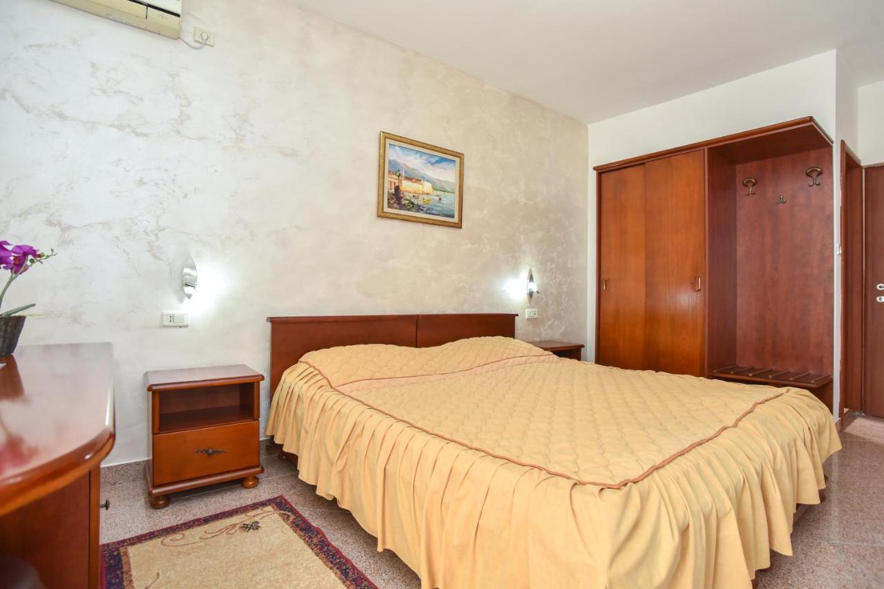 Hotel Suzana Budva Bagian luar foto
