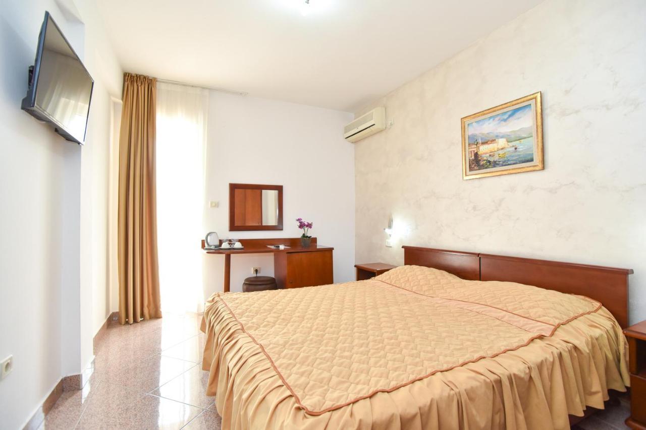 Hotel Suzana Budva Bagian luar foto