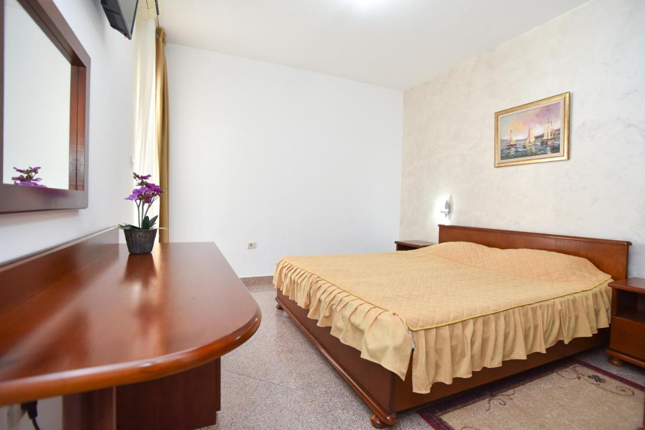Hotel Suzana Budva Bagian luar foto