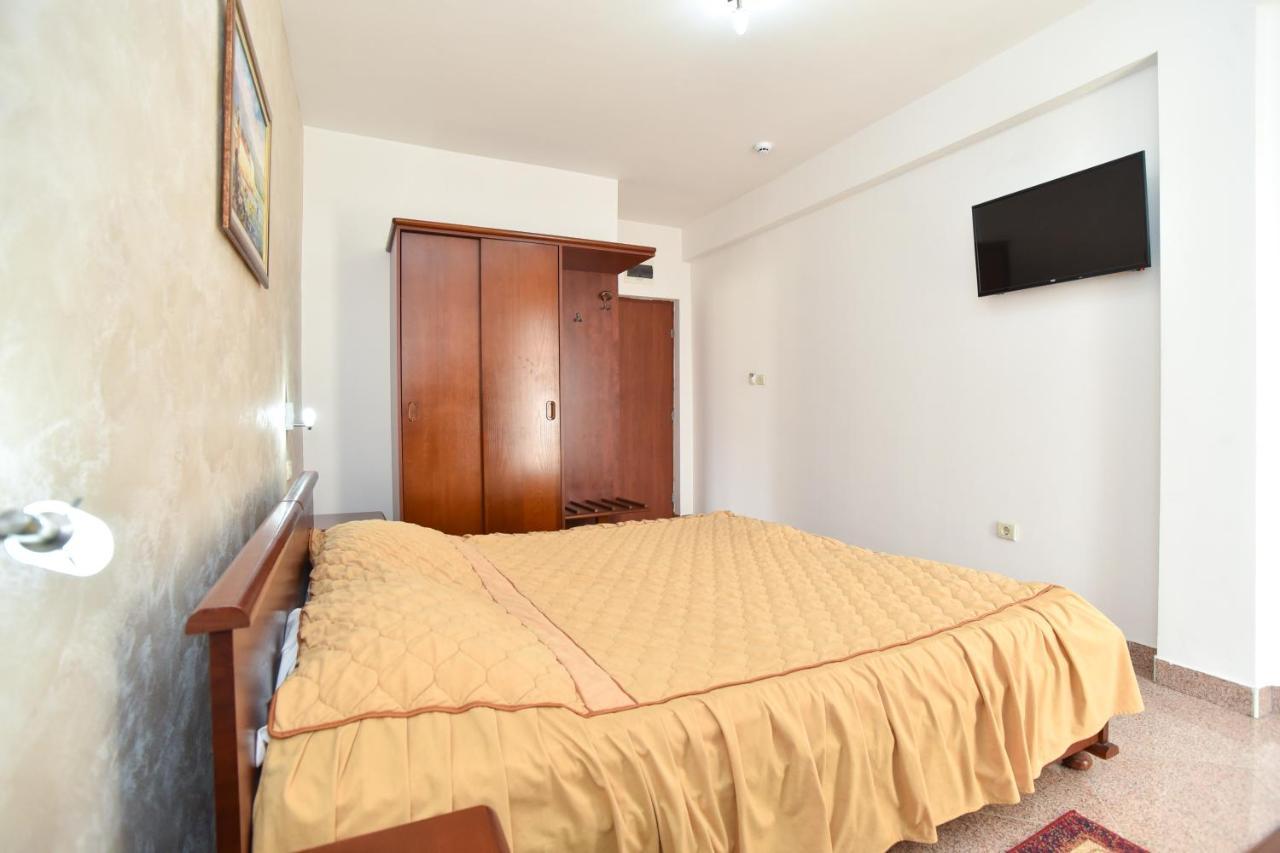 Hotel Suzana Budva Bagian luar foto