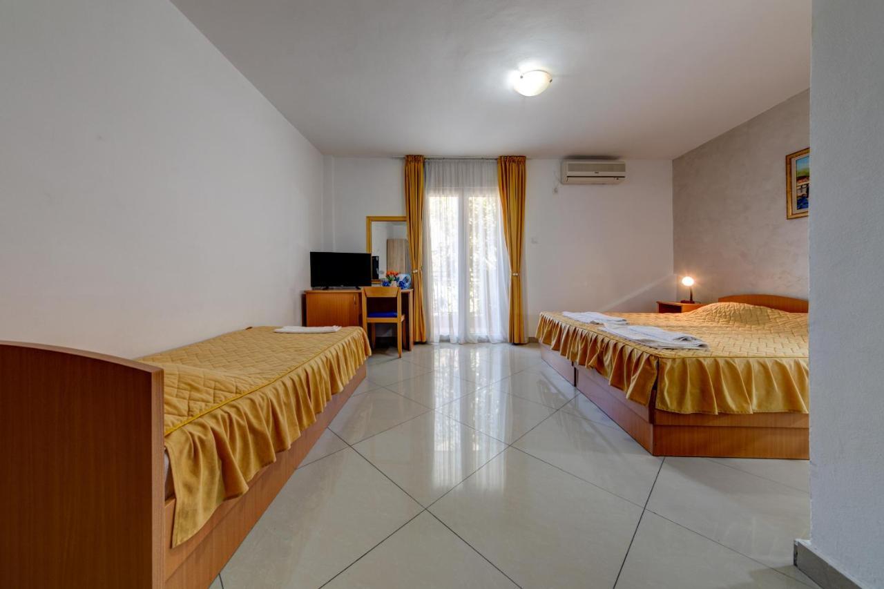 Hotel Suzana Budva Bagian luar foto