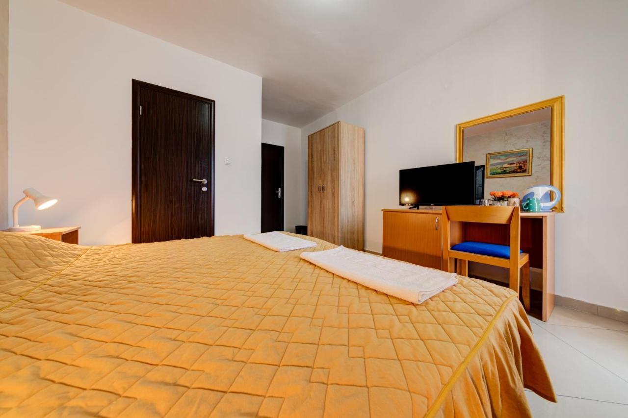 Hotel Suzana Budva Bagian luar foto