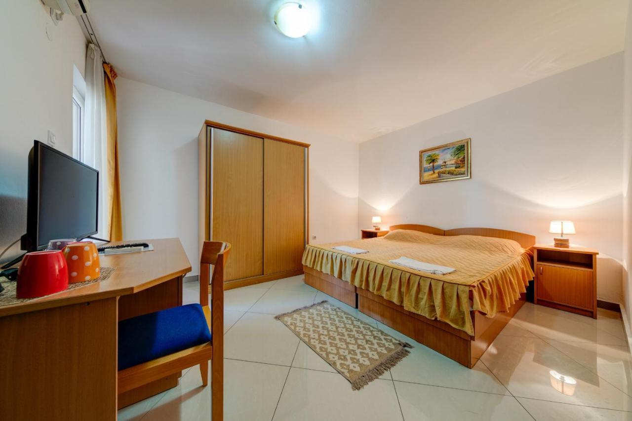 Hotel Suzana Budva Bagian luar foto
