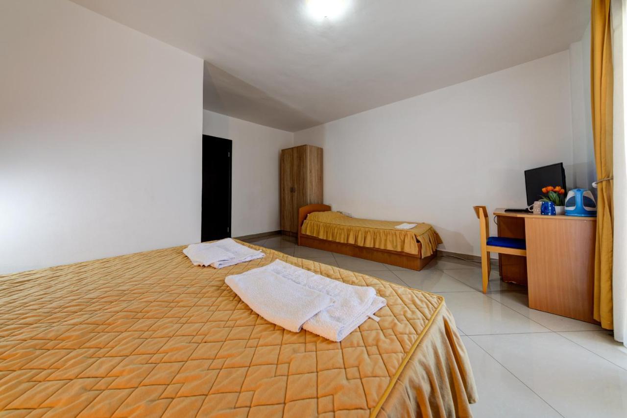 Hotel Suzana Budva Bagian luar foto