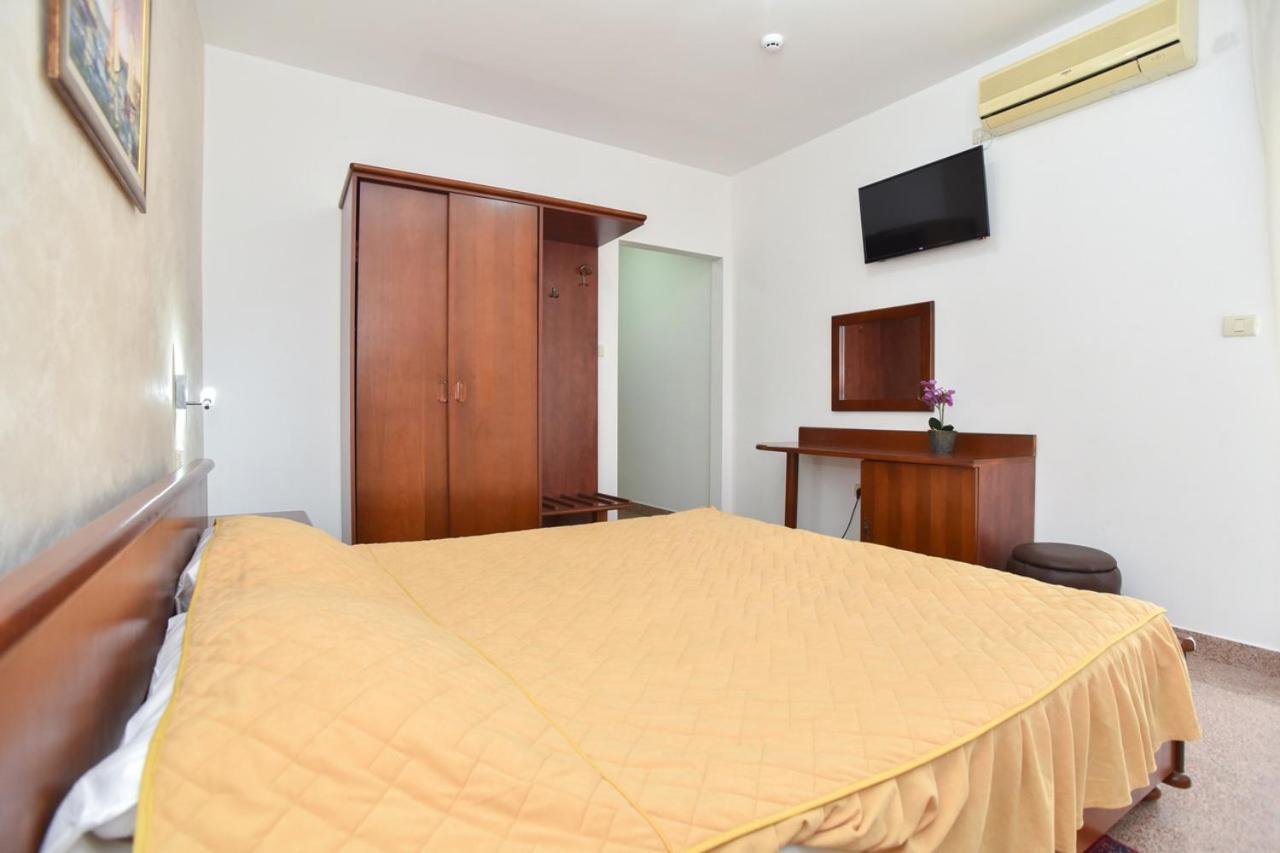 Hotel Suzana Budva Bagian luar foto