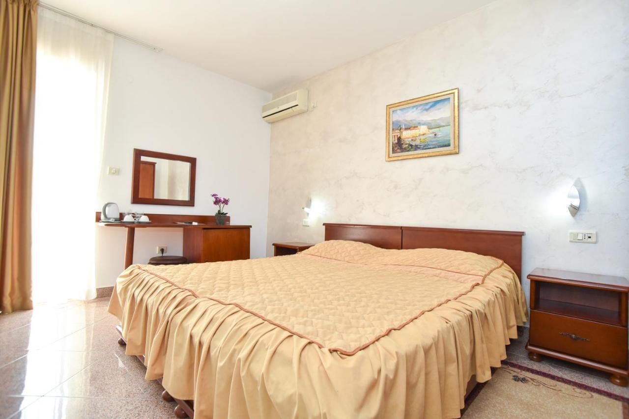 Hotel Suzana Budva Bagian luar foto