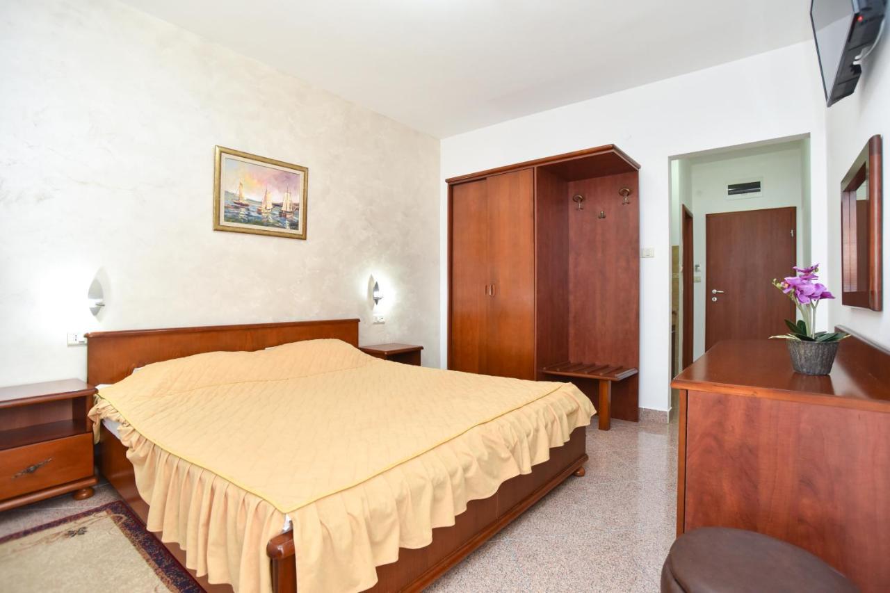Hotel Suzana Budva Bagian luar foto