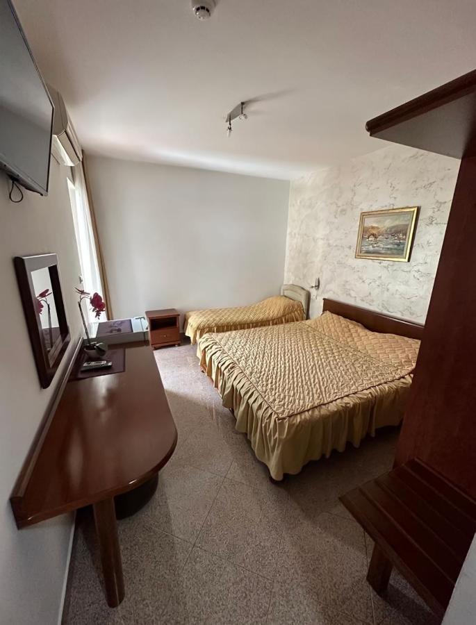 Hotel Suzana Budva Bagian luar foto